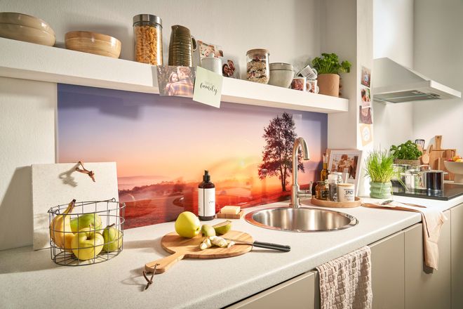 Mit dem persönlichen Lieblingsfoto wird der Spritzschutz in der Küche zu einem Blickfang.