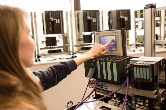Interesse an Technik und ordentliche Noten in den MINT-Fächern sind die Türöffner zu einem technischen Beruf. Dieser bildet oft die Grundlage, um die "Welt von morgen" mitgestalten und mitbestimmen zu können.