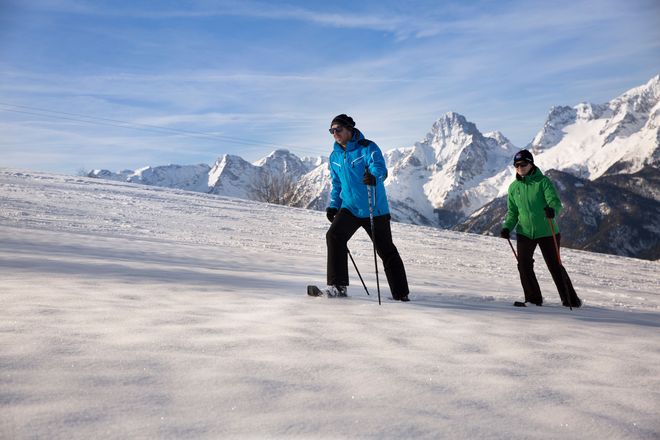 Von vielen österreichischen Urlaubsbauernhöfen aus kann man direkt zu einer Schneeschuhtour starten.