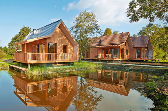 Eine typisch südholländische Landschaft ist die Kulisse des neuen Parks "De Reeuwijkse Plassen". Mitten im grünen Herzen der Niederlande warten 145 moderne Wasserhäuser auf große und kleine Gäste.