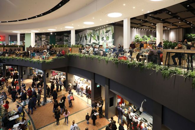 Beim Bummeln im Oberhausener Freizeit- und Shoppingzentrum kommen nicht nur Mode-Fans auf ihre Kosten: Man kann zudem einen der größten europäischen Food-Courts in ganz neuer Optik entdecken.