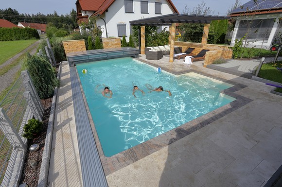 So beginnt der Urlaub direkt hinterm eigenen Haus: Ein Swimming-Pool im Garten begeistert alle Generationen.
