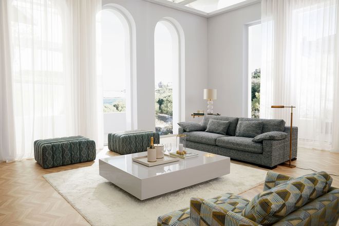 Mit leichten, halbtransparenten Vorhängen bleibt das Wohnzimmer lichtdurchflutet, aber privat.