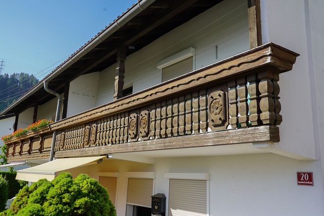 Der jahrelange Einfluss von Wetter und UV ist bei diesem prächtigen Holzbalkon nicht zu übersehen.