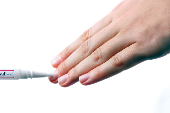 Eine Lack-Auszeit ist eine gute Gelegenheit, die Nägel mit Nagelbalsam zu verwöhnen.