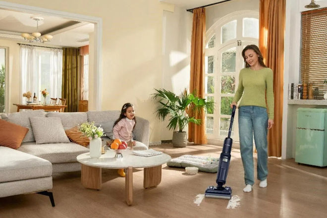 Der Tineco FLOOR ONE S7 Stretch erm&ouml;glicht dank seiner innovativen HyperStretch-Technologie eine besonders flache Neigung, um selbst schwer erreichbare Fl&auml;chen unter niedrigen M&ouml;beln m&uuml;helos in einem Arbeitsgang zu saugen und zu wischen.