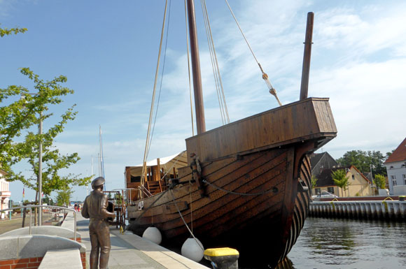 Mammut-Projekt: Die Kogge "Ucra" liegt nach 13 Jahren Bauzeit im Hafen von Ueckermünde.