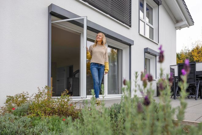 Das Erbl&uuml;hen der Natur ohne Triefnase genie&szlig;en: Schutzgewebe an T&uuml;ren und Fenstern verhindern, dass Bl&uuml;tenpollen ins Haus gelangen.