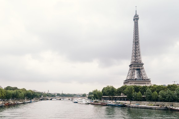 Europäische Metropolen wie Paris sind immer eine Reise wert. Mit der passenden App können Urlauber auch kurzentschlossen noch Sightseeing-Programme oder außergewöhnliche Erlebnisse buchen.