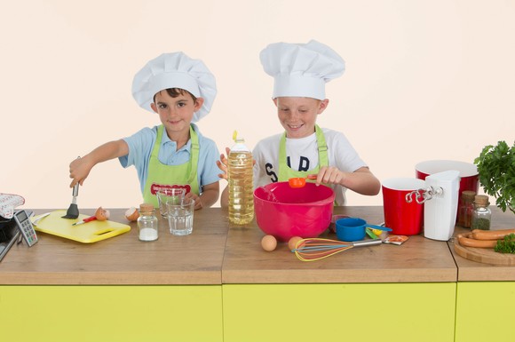 Kinder lieben es, in der Küche zu helfen und Speisen selbst zuzubereiten. Mit der "Kinderleichten Becherküche" gelingt dies auch schon Vorschulkindern. Durch das farbige Becherset wird das Abmessen der Zutaten ganz einfach.