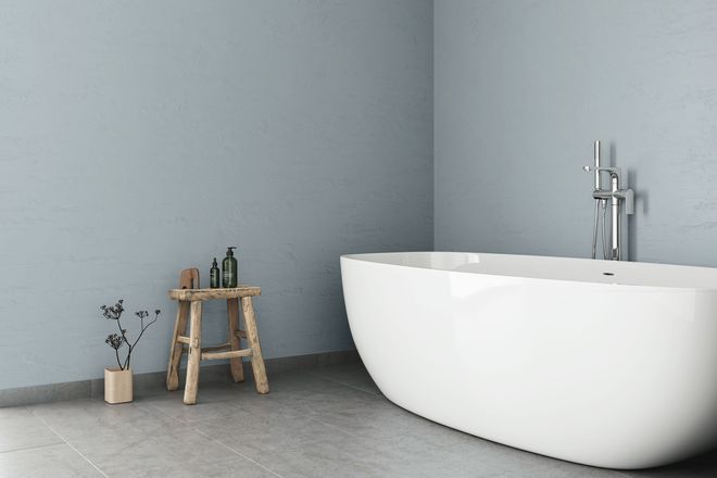 Wie in einem modernen Design-Hotel. Die fugenlose Wandgestaltung in Beton-Optik liegt auch fürs eigene Zuhause im Trend.