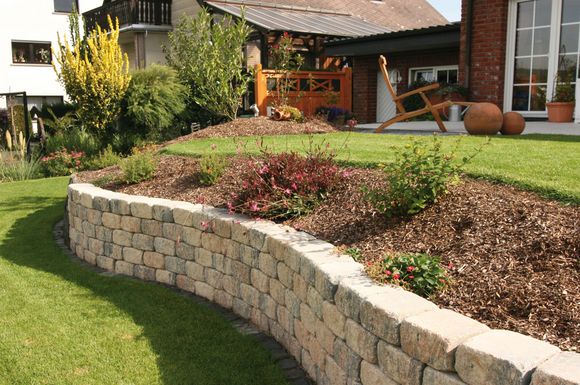 Ob weitläufige Terrasse oder bepflanzte Beete, mit Gestaltungselementen aus Leichtbeton lässt sich fast jeder Gartentraum realisieren.