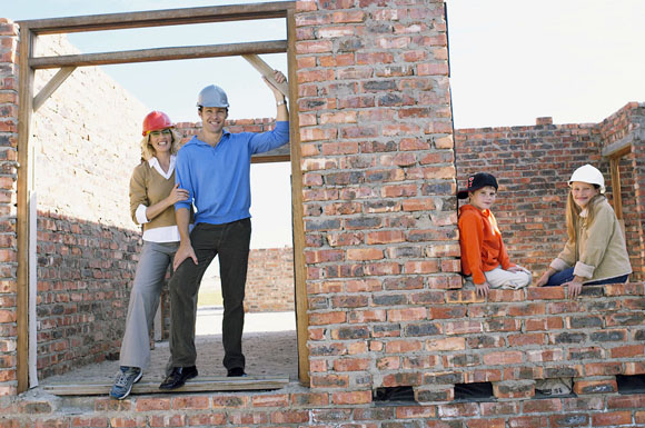 Für die mit einem Hausbau verbundenen Herausforderungen sollten Bauherren umfassend vorsorgen.
