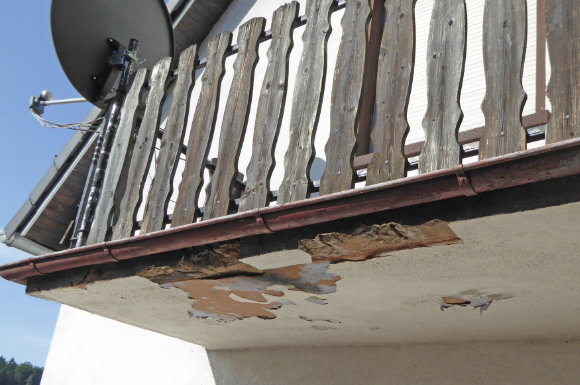 Sind feuchte Stellen oder Abplatzungen an der Unterseite des Balkons zu sehen, sollten Fachleute zur Prüfung hinzugezogen werden.
