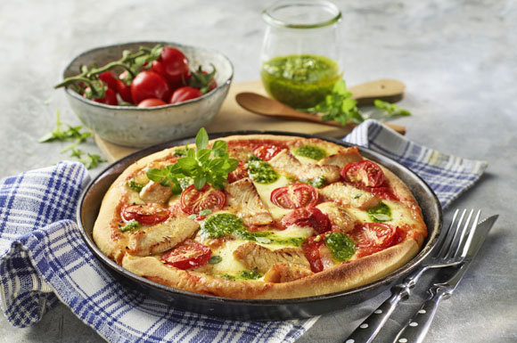 Im Genießer-Repertoire darf Pizza mit zartem Geflügelfleisch nicht fehlen: im Bild die Pan-Pizza mit Putenstreifen und Büffelmozzarella.