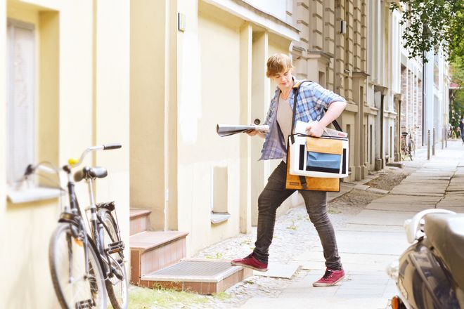 Nebenher etwas Geld verdienen: Das Austragen von Zeitungen zählt bei Schülern und Studenten weiter zu den beliebtesten Jobs.