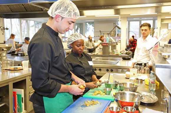 Bei der größten Ausbildungsmeisterschaft der Systemgastronomie stellen die jungen Frauen und Männer aus ganz Deutschland und Österreich ihr Können unter Beweis.