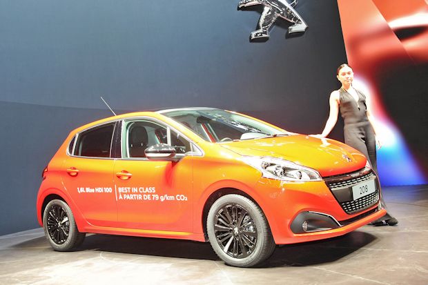 Neue Ausstattungslinien und Farben kennzeichnen den aktualisierten Peugeot 208 frischer erscheinen.