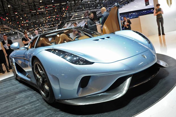 Der Koenigsegg Regera bringt es mit Verbrennungs- und Elektromotor auf über 2200 PS.