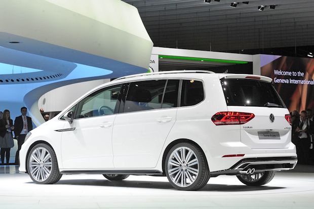 Volkswagen präsentiert dem Publikum seinen neuen Touran, eines der erfolgreichsten Familienautos der Welt mit bisher 1,9 Millionen verkauften Einheiten.
