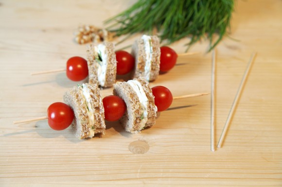 Die appetitlichen Brotspieße mit Kräuterquark und Kirschtomaten laden direkt zum Reinbeißen ein.