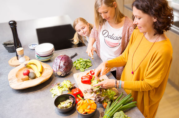 Nach Empfehlung der Deutschen Gesellschaft für Ernährung (DGE) sollte man fünf Portionen Obst und Gemüse am Tag v