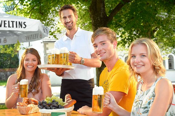 Entspanntes Zusammensein mit Freunden an einem lauen Abend: Die warme Jahreszeit kann man am besten im Biergarten genießen.