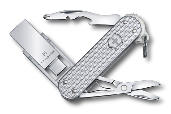 Alle wichtigen Daten griffbereit auf kleinstem Raum: Klassische Taschenmesser gibt es jetzt auch mit eingebautem USB-Stick.