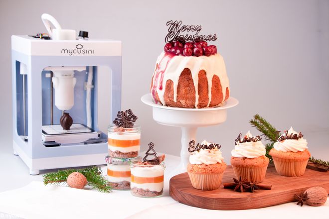 Mit dem 3D-Schokoladendrucker kann man wie ein Profi-Patissier filigrane Schokoladen-Motive kreieren und damit Desserts, Cupcakes, Muffins und Co verzieren.