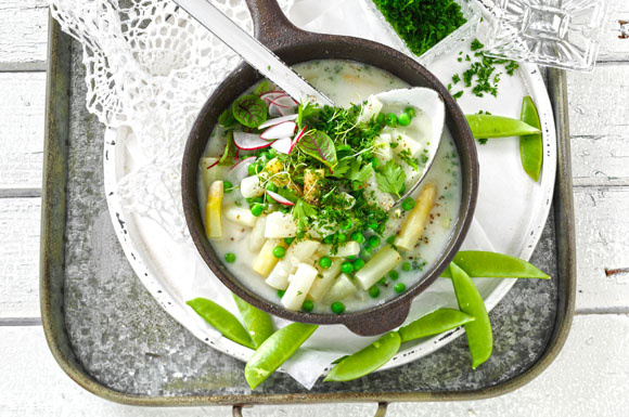 Köstliche und leichte Küche: Das Spargel-Erbsen-Gemüse mit Kräuterbutter passt sehr gut zu Hähnchenbrustfilet oder Alaska-Seelachs.