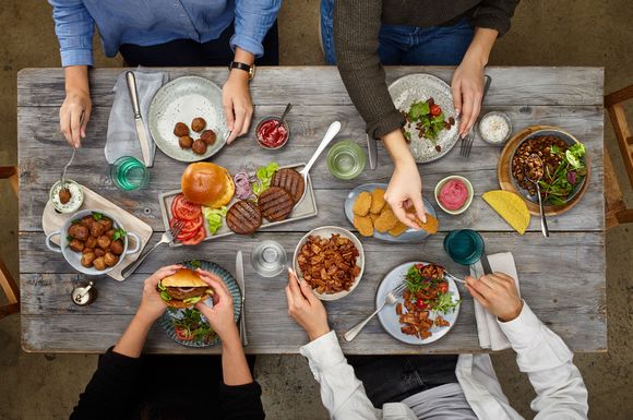 Die volle Pflanzenkraft auf dem Tisch: Bei leckeren Gerichten mit vollwertigen Zutaten wird niemand Fleisch vermissen.