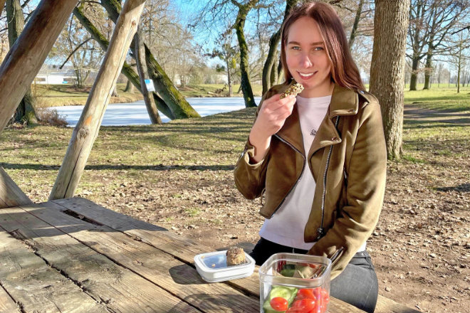 Statt Burger oder Kuchen: Protein-Snacks und frisches Obst für den kleinen Hunger.