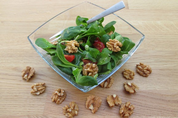 Nüsse lassen sich in der Küche vielseitig verwenden - zum Beispiel als Topping für einen Salat.