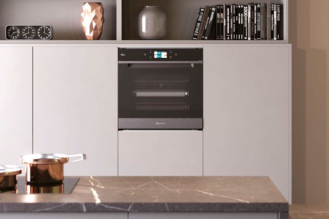 Der 2019 als "Kücheninnovation des Jahres" ausgezeichnete Backofen lässt sich dank der Total Steam-Technologie in einen vollständigen Dampfgarer verwandeln.