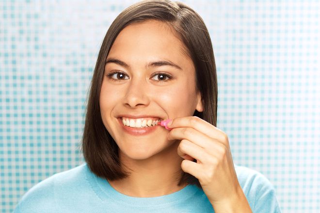 Die Reinigung der Zahnzwischenräume mit Interdentalbürsten sorgt dafür, dass so viel Plaque wie möglich gründlich entfernt wird. Die Bürsten gibt es nun auch aus nachhaltiger Produktion.