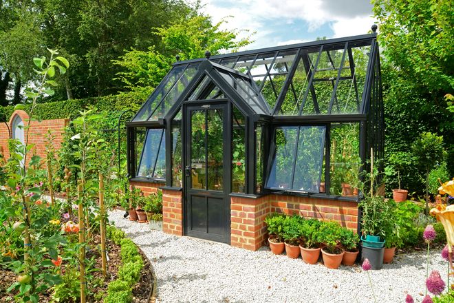 Gewächshäuser im rustikal-viktorianischen Stil: Sie führen die große Tradition der britischen Gartenkultur des 19. Jahrhunderts fort und sind zugleich multifunktional.