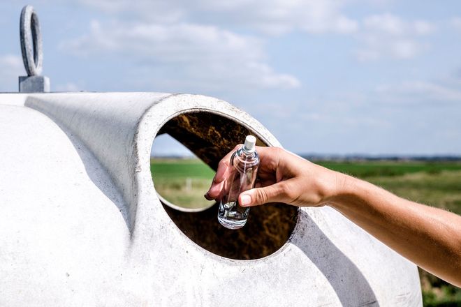 Auch Parfumflacons aus Glas beispielsweise gehören in den Altglascontainer.