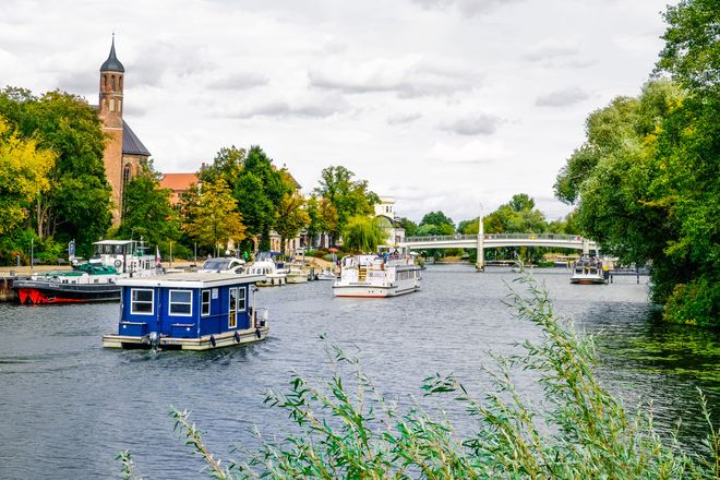 Die Jahrtausendbrücke verbindet die Altstadt Brandenburgs mit der Neustadt.