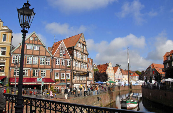 Der Hafen der Hansestadt Stade mit dem Schwedenspeicher Museum.