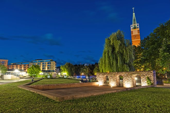 Der Waisenhausplatz in Pforzheim lädt zum Flanieren am grünen Enzufer ein.