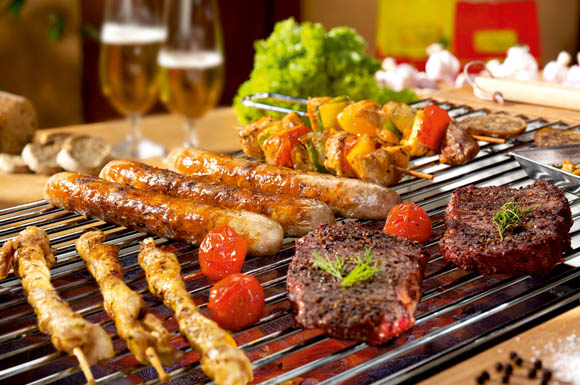 Deftige und herzhafte Speisen vom Grill schmecken bei frostigen Temperaturen doppelt gut.