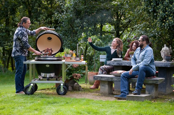 Auch im Herbst sind die Tage oft noch mild und laden zum geselligen Grillen ein.