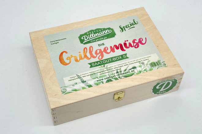 In der dekorativen Holzbox befinden sich sieben robuste, naturbelassene Grillgemüsesorten.