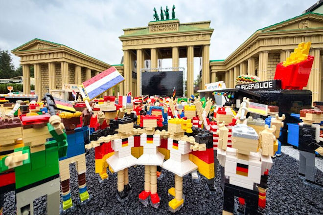 Fahnenmeer aus LEGO Steinen: Auf der detailreichen Mini-Fanmeile im LEGOLAND Deutschland Resort feiern die kleinen Bewohner des MINILANDS gemeinsam mit internationalen G&auml;sten den Sieg des deutschen Teams.