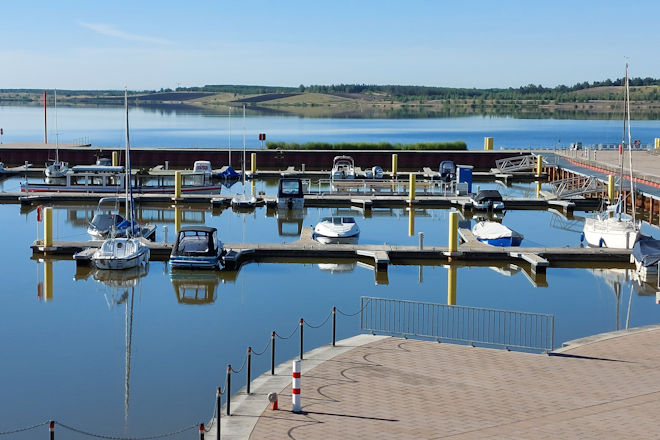 Blick auf die Bootsliegeplätze im Großräschener Hafen.