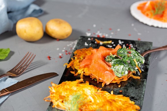 Leckere Farbtupfer für graue Tage: Spinat-Rösti mit Räucherlachs schaffen Genussmomente im Alltag.