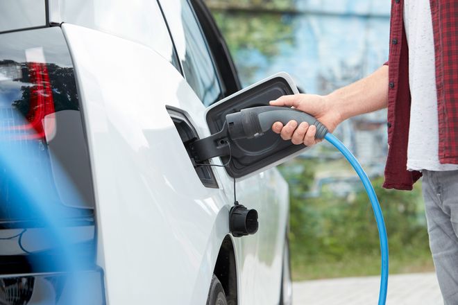 Zwei von drei Führerscheinbesitzern können sich laut Umfrage prinzipiell die Anschaffung eines reinen Elektroautos vorstellen.