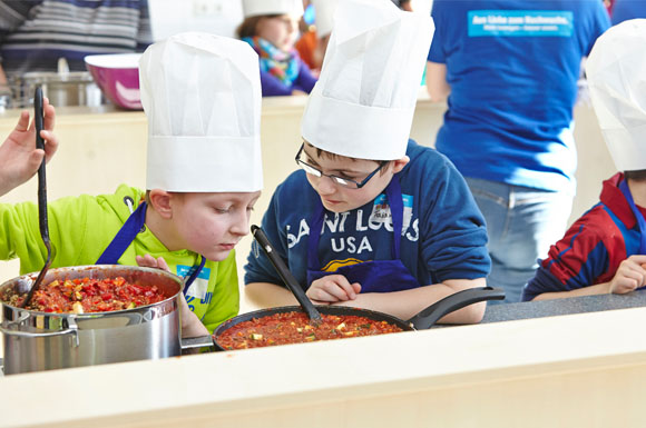 Das Gelernte gleich umsetzen: Das gemeinsame Kochen mit frischen Zutaten rundet den Projekttag ab.