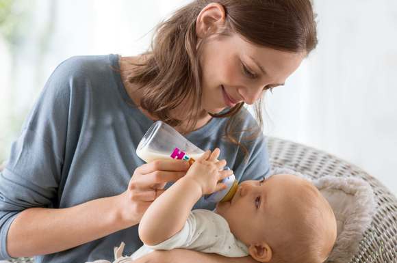 Babymilch sollte der Muttermilch so ähnlich sein wie möglich.