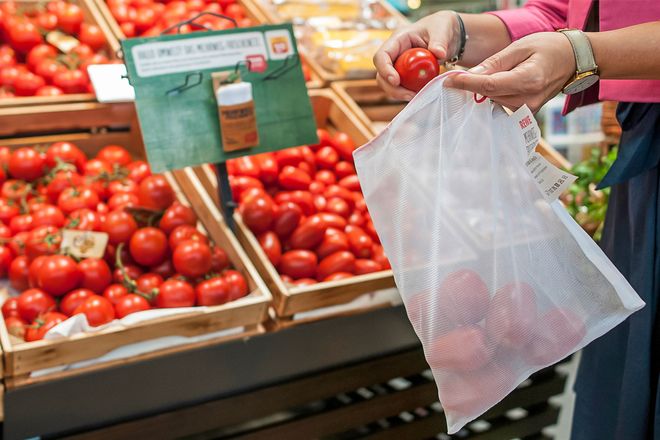 Plastikbeutel waren gestern: Wer umweltfreundlich einkaufen will, nutzt Mehrwegnetze, um lose Ware mitzunehmen.